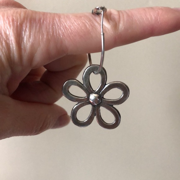 Cute flower earrings silver - Picture 2 of 3